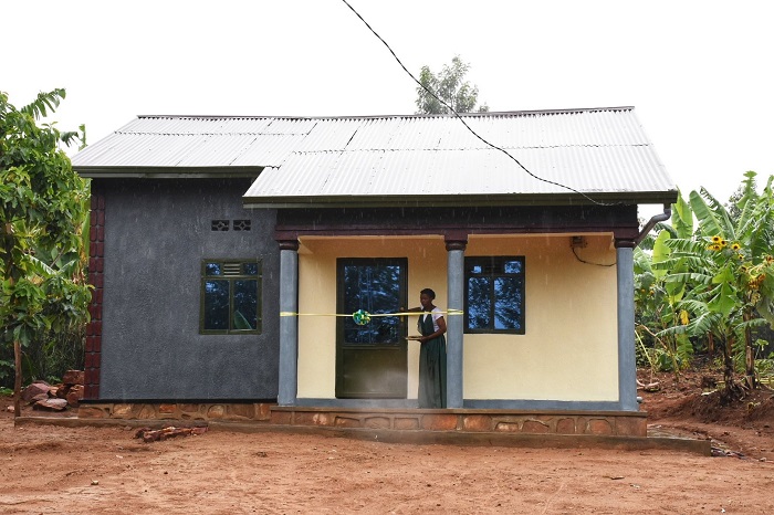 Umwe mu bari ku rugamba rwo kubohora Igihugu yashyikirijwe inzu yubakiwe