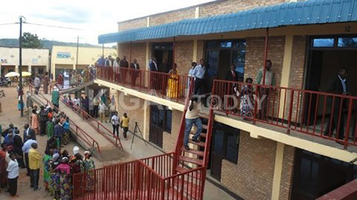 Iyi nzu y'ubucuruzi yavuye mu bwizigame buturutse ku mafaranga y'ingoboka ahabwa abatishoboye bo mu Karere ka Gisagare.