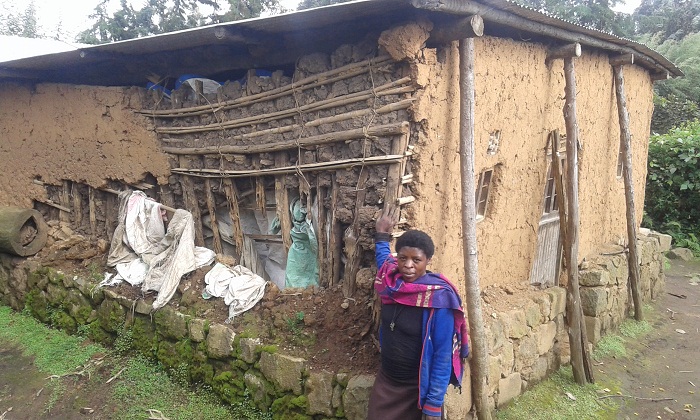 Mukeshimana Jeannette aba mu nzu yaguye nyuma yo kubuzwa kubaka