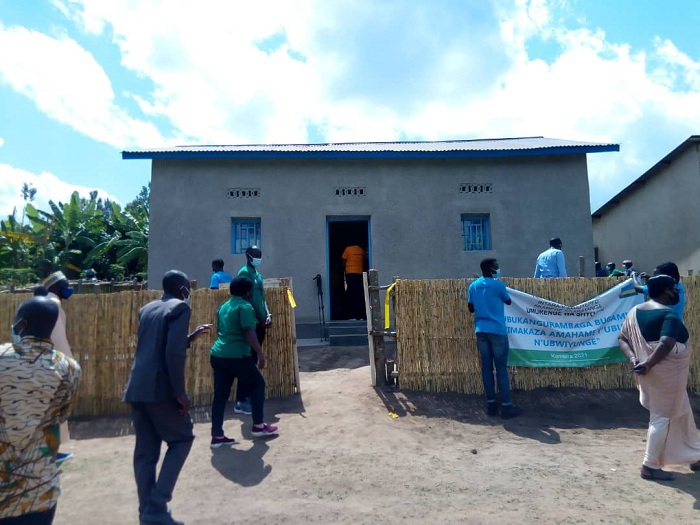 Inzu y'Ubwiyunge yubakiwe uwarokotse Jenoside wari umaze imyaka 27 acumbitse