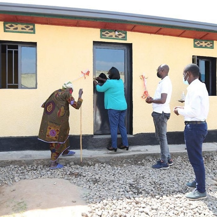 Mayor Nuwumuremyi na Eng Abayisenga bakingurira inzu Mukarugambwa Ancilla