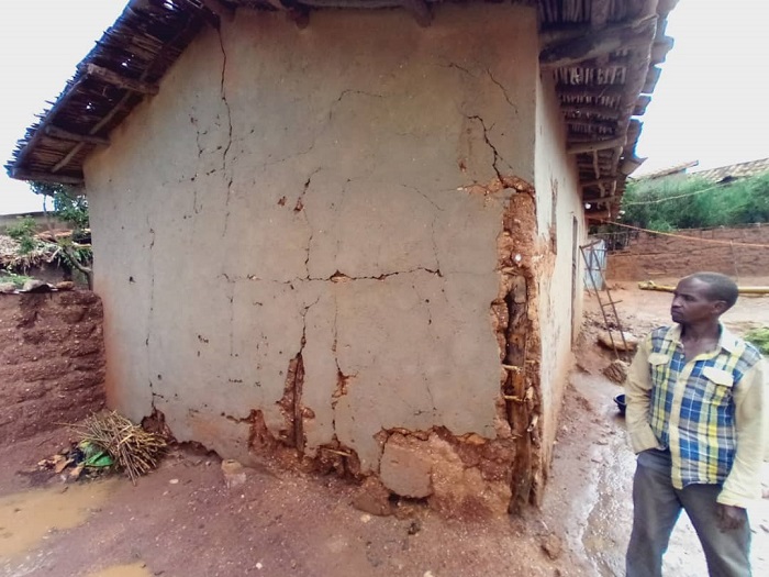 Inzu batuyemo irashaje ariko ubukene baterwa no kwita ku mwana utabasha kugenda no kurya nk'ibyo barya ngo butuma batabasha kuyisana