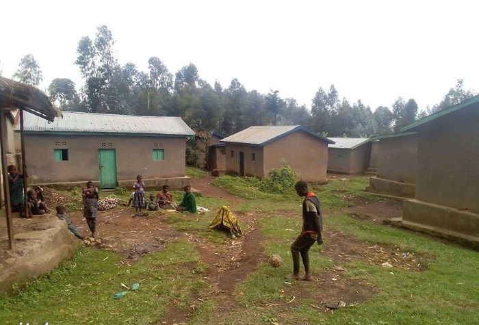 Abasigajwe inyuma n'amateka barishimye nyuma yo gukurwa mu mashyamba Croix-Rouge ibubakira umudugudu