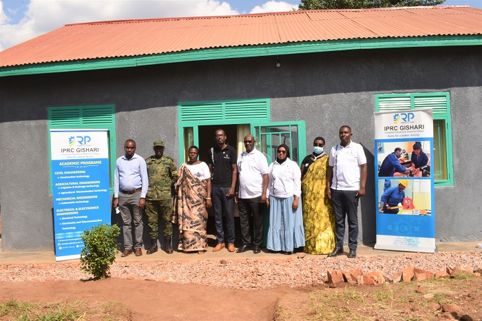 Mukamurara utagiraga icumbi yubakiwe inzu ashimira ubuyobozi bwiza