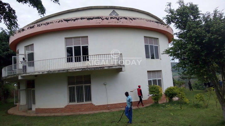 Iyo nzu uyirebeye inyuma ubona koko yaratangiye kwangirika