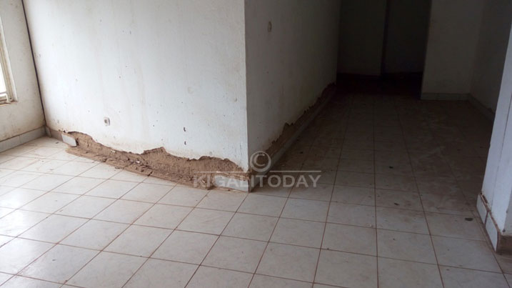 Imbere muri iyo nzu hatangiye kwangirika bihereye ku nkuta 