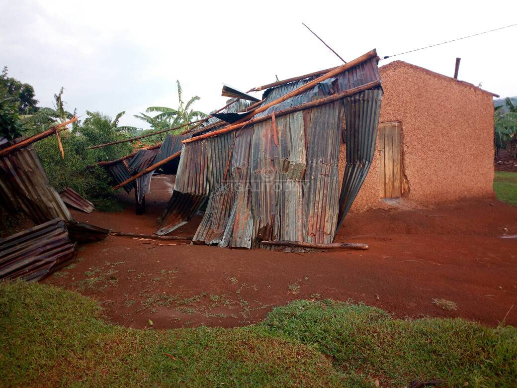 Inzu zitandukanye zo mu kagari kamwe zasenyutse 