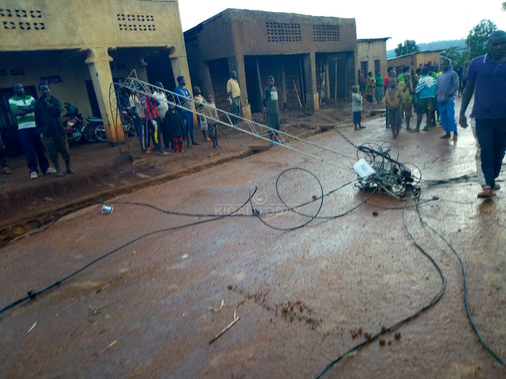 Iyo nkubi y'umuyaga yanagushije insinga z'amashanyarazi 