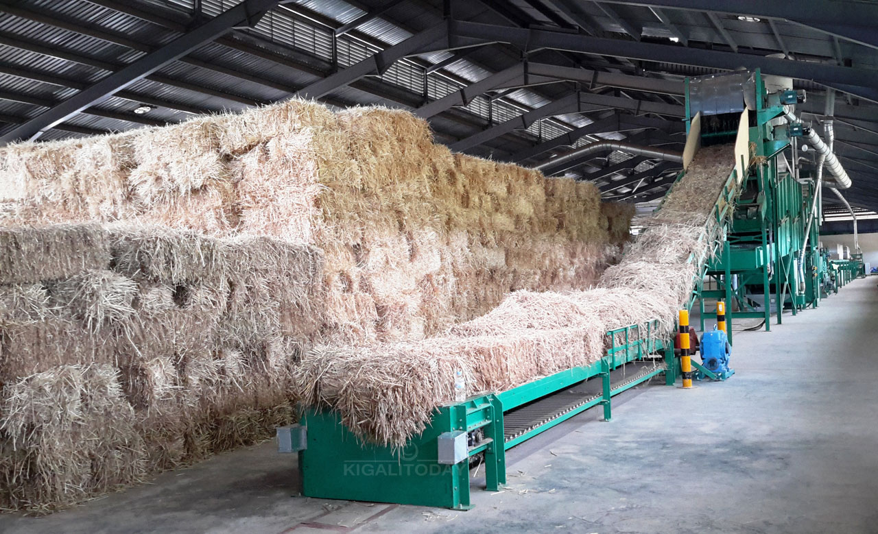 Ibyo byatsi nibyo bakoramo ibikoresho bubakisha izo nzu zimukanwa 