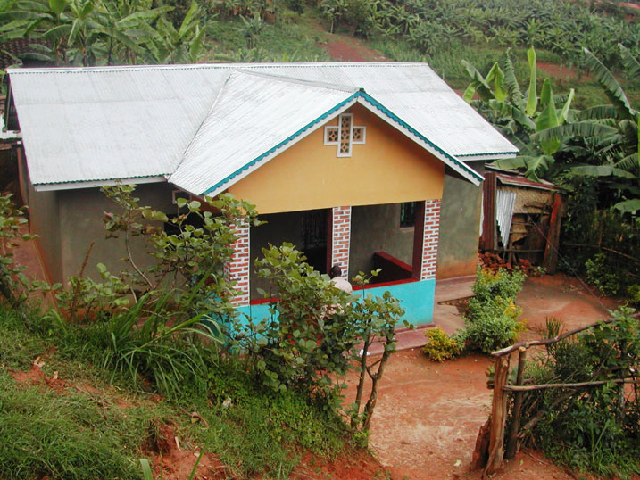 Inzu iciriritse isakaje amabati ni iy'umuturage wo Muri Cyabingo, inzu nk'izi uzisanga mu giturage cyo mu Karere ka Gakenke. 