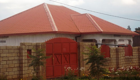 Mu murenge wa Mbazi harimo kuzamuka inzu zigezweho.