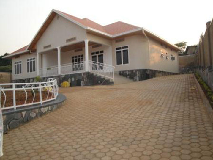 Bamwe ngo babonye Abarundi baje bazamura ibiciro by'ubukode. Ubuyobozi bugaya abafatirana abantu mu bibazo.