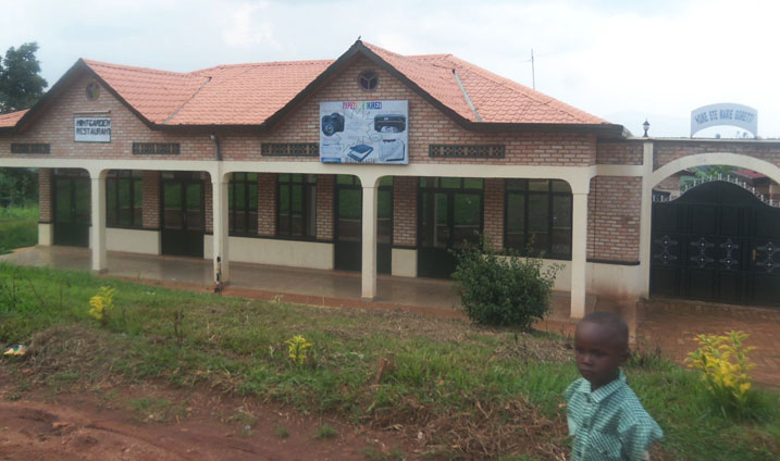 Inzu ikorerwamo ubucuruzi butandukanye ikagira n'icumbi ry'abanyeshuri iri mu murenge wa Save.