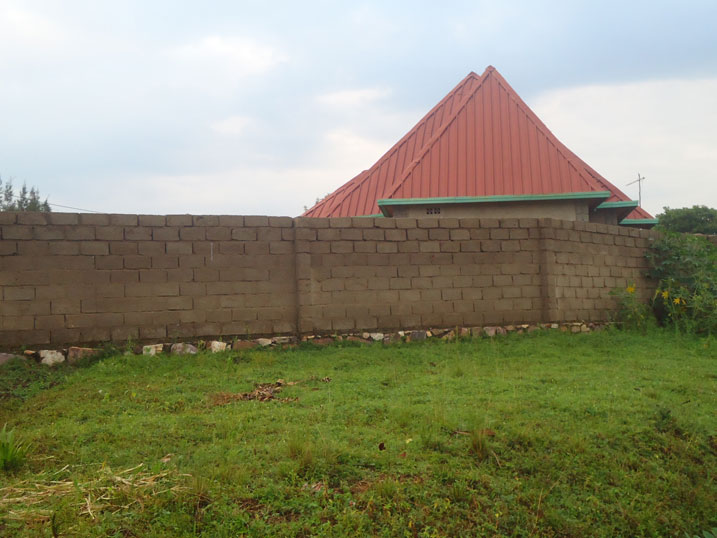 Abanyaruhango bamwe bubaka amazu nk'aya yo guturamo.