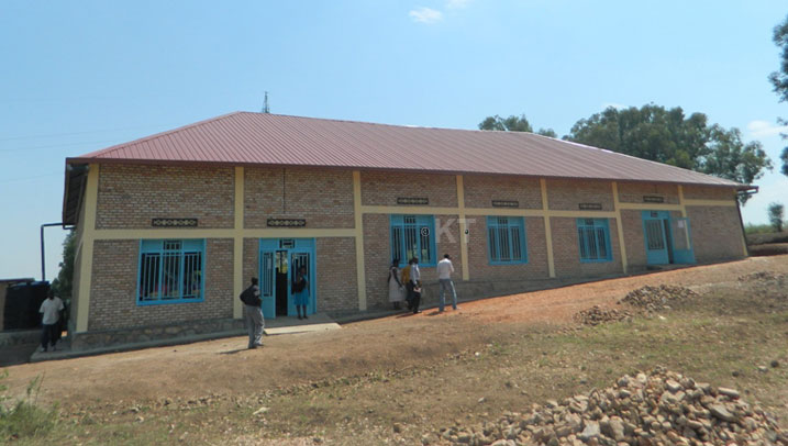 Inzu mberabyombi abahabwa inguzanyo muri VUP mu Murenge wa Gacurabwenge biyubakiye.