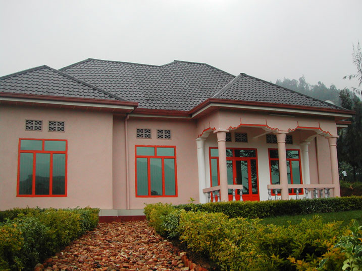 Inzu nk'iyi zatangiye kuzamurwa mu Karere ka Gakenke n'abantu bifite kuva muri 2010.