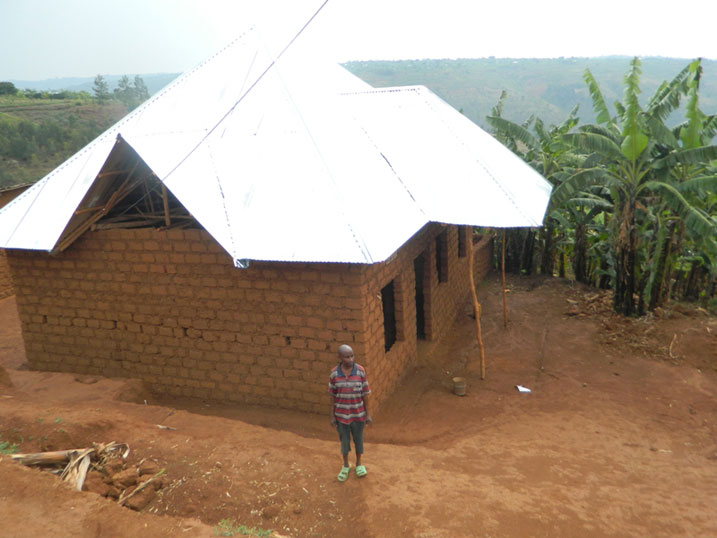 Sindayiheba ari kwiyubakira inzu igezweho mu mafaranga akura mu bubumbyi bw'imitako.