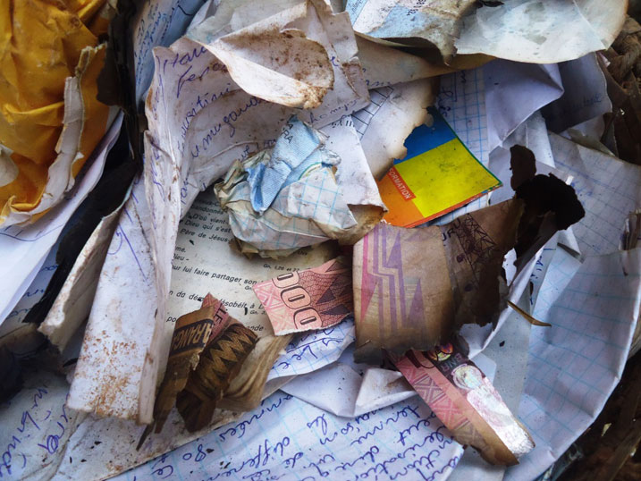 Inzu yahiriyemo impapuro z'amasambu ndetse n'amafaranga.