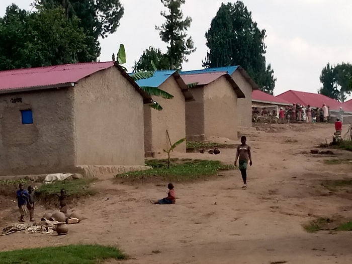 Uretse inzu (izi zo hino) bubakiwe, nta bundi butaka bafite