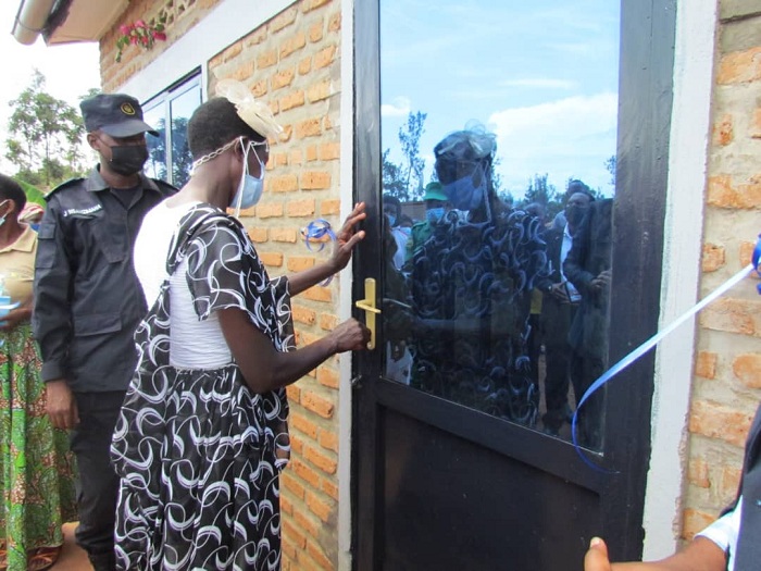 Arashimira polisi yamutekerejeho ikamuha inzu inarimo amatara y'umurasire