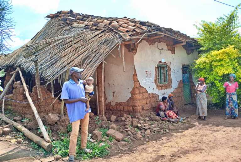 François Uwihoreye n'umuryango we batuye mu nzu yamaze gusenyuka uruhande runini