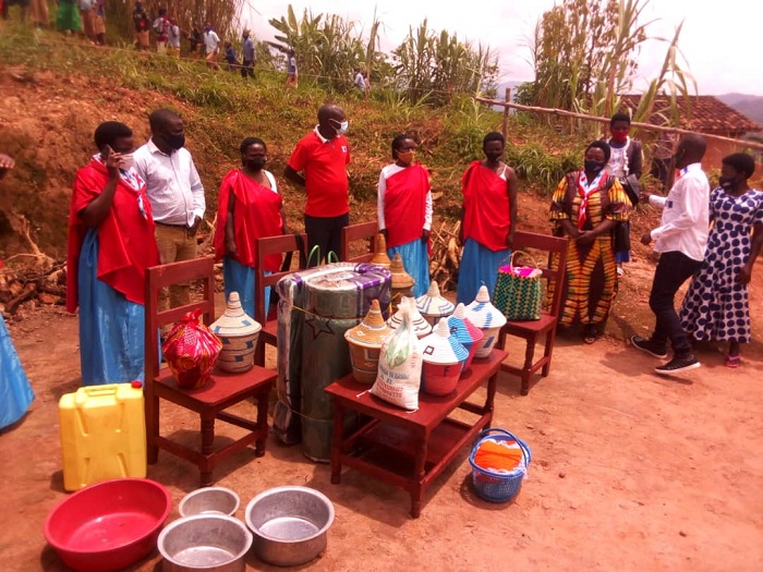 Uwo bashyikirije inzu bamuha n'ibikoresho binyuranye by'isuku n'ibiribwa mu rwego rwo kubafasha kwiyubaka