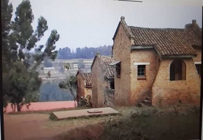 Inzu zaturwagamo n'ab évolués mu gihe cy'abakoroni. Iyo hagati yatuwemo na Kigeli Ndahindurwa, kandi hamwe n'iyo hino ubu zasimbujwe izijyanye n'igihe, iyo hepfo na yo yamaze gusamburwa