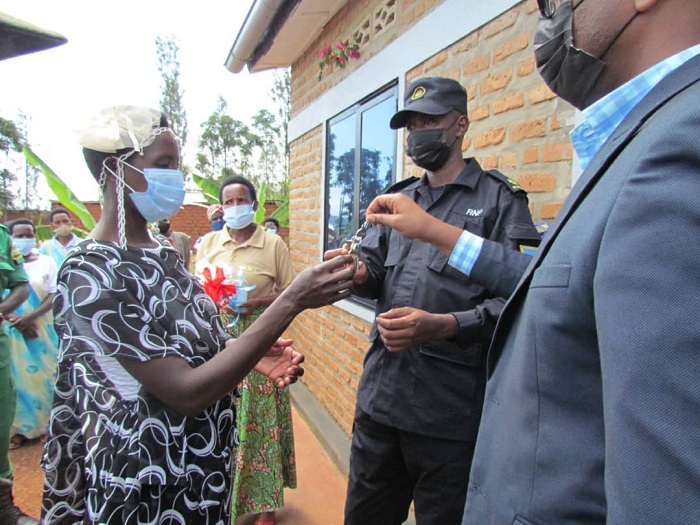 Inzu yayubakiwe na Polisi kandi ni iye, aha bamushyikirizaga imfunguzo zayo 