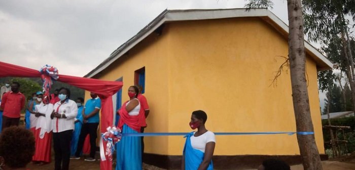 Abatishoboye bubakiwe inzu