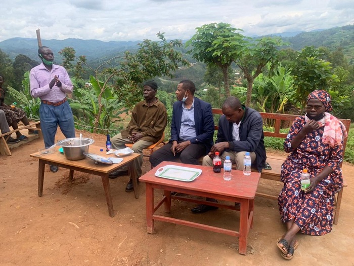 Ibikorwa bakoreye mwarimu Mitima (wicaye wambaye akagofero k'umukara) byashimishije benshi