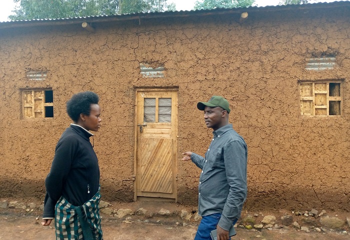 Habiyambere Jean, Perezida wa PSF muri Musanze ari kumwe na Muhawenima Claudine wishimiye iyo nkunga