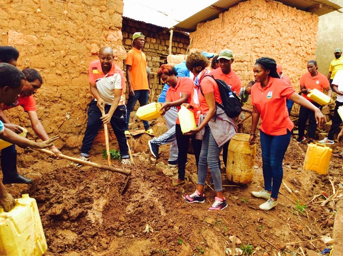 Bafatanyije gukata icyondo cyo kubakisha