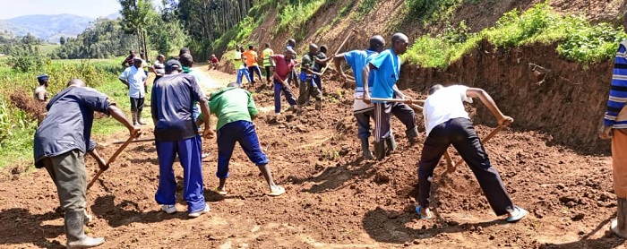 Mu Murenge wa Kinyababa, abaturage bibanze ku gutunganya umuhanda wo mu Kagari ka Musasa