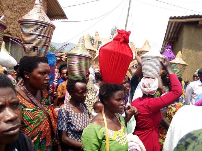 Ababyeyi batuye abatishoboye ibiseke birimo imbuto