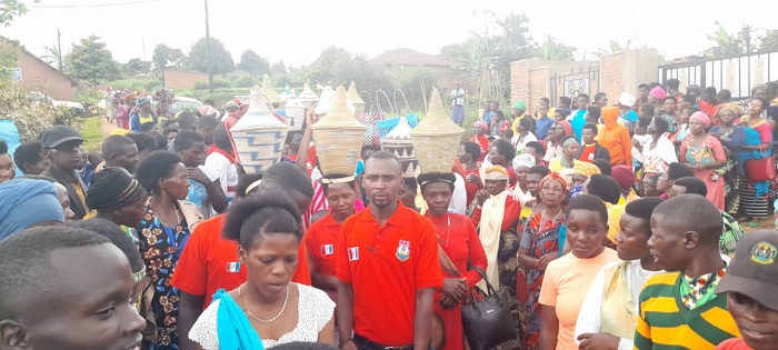 Ibiseke birimo ibiribwa baremeye uyu muryango wahawe inzu