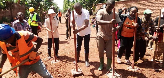 Uburyo bwo gutunganya umuhanda hakoreshejwe itaka batsindagira mu mifuka, buratanga igisubizo