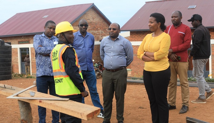 Abayobozi bavuze ko mu mezi atatu hari imiryango izatangira gutuzwa muri izo nzu