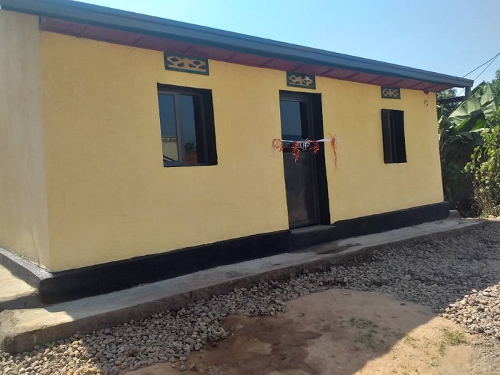 Abakozi ba IPRC Musanze bakusanyije amafaranga yubatse iyi nzu kugira ngo Mukarugambwa abashe gutura heza