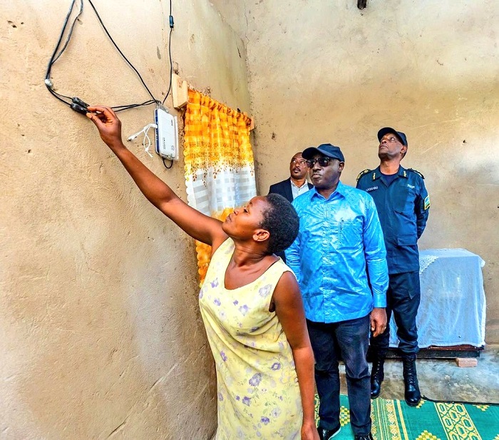 Imiryango yahawe urumuri nayo irishimira ko yavuye mu kizima