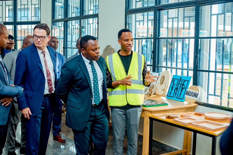 Urubyiruko rwerekanye imwe mu mirimo rukorera muri icyo kigo