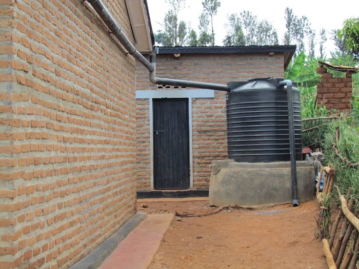 Yashyiriweho n'ikigega cy'amazi kikanafasha abaturanyi be