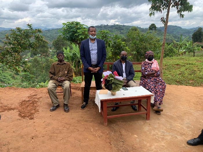 Dr Moussa Hakizimana (uhagaze) niwe wari uyoboye itsinda ryabahoze ari abanyeshuri ba Mitima 