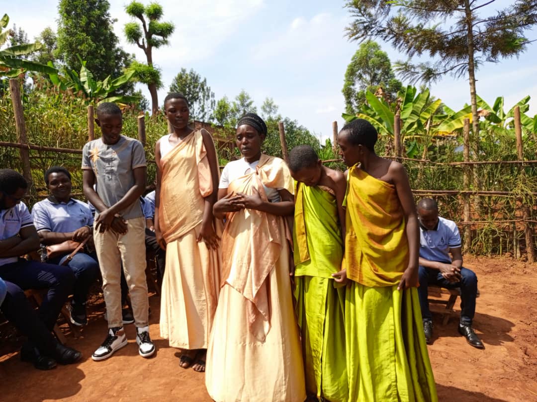 Mukamazimpaka (uri hagati) agaragaza ko ubu nta pfunwe yaterwa no gusurwa