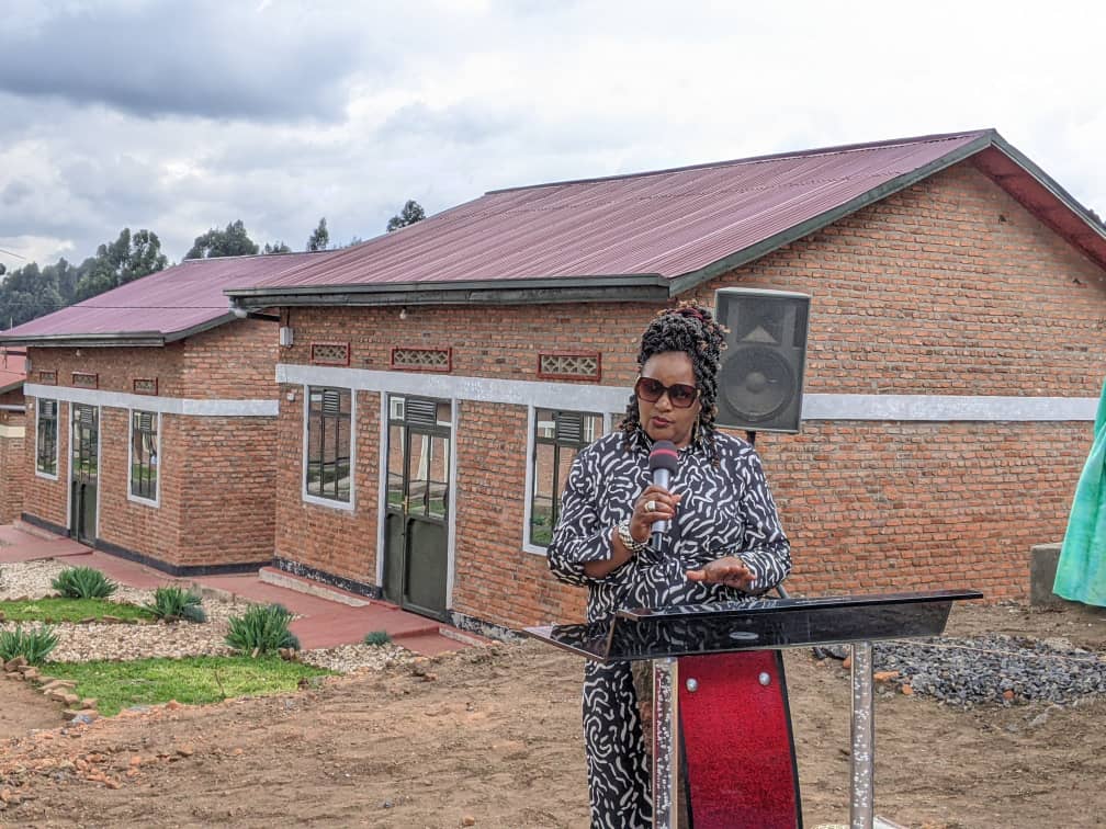 Nyirahabineza Valérie yavuze ko kubakira abahoze ari abasirikare biri mu mahame Leta ikomeyeho