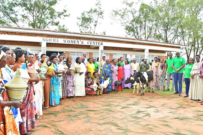 Mu gutaha iyi nzu, abagore batishoboye baremewe amatungo ndetse banahabwa ibiribwa