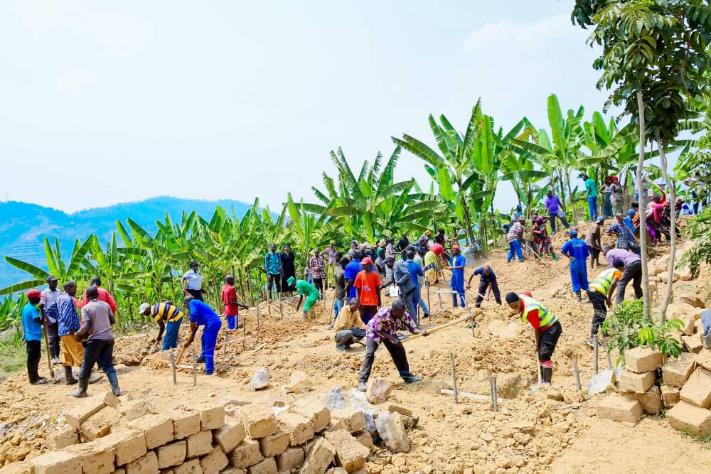 Bagiye kubaka inzu 141 z'abatishoboye