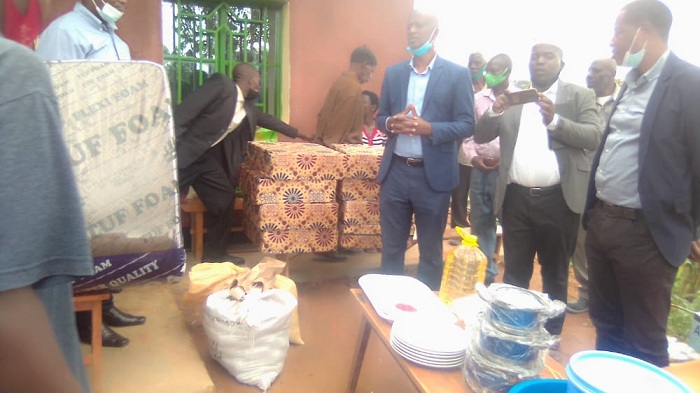 Bamushyikirije ibikoresho binyuranye