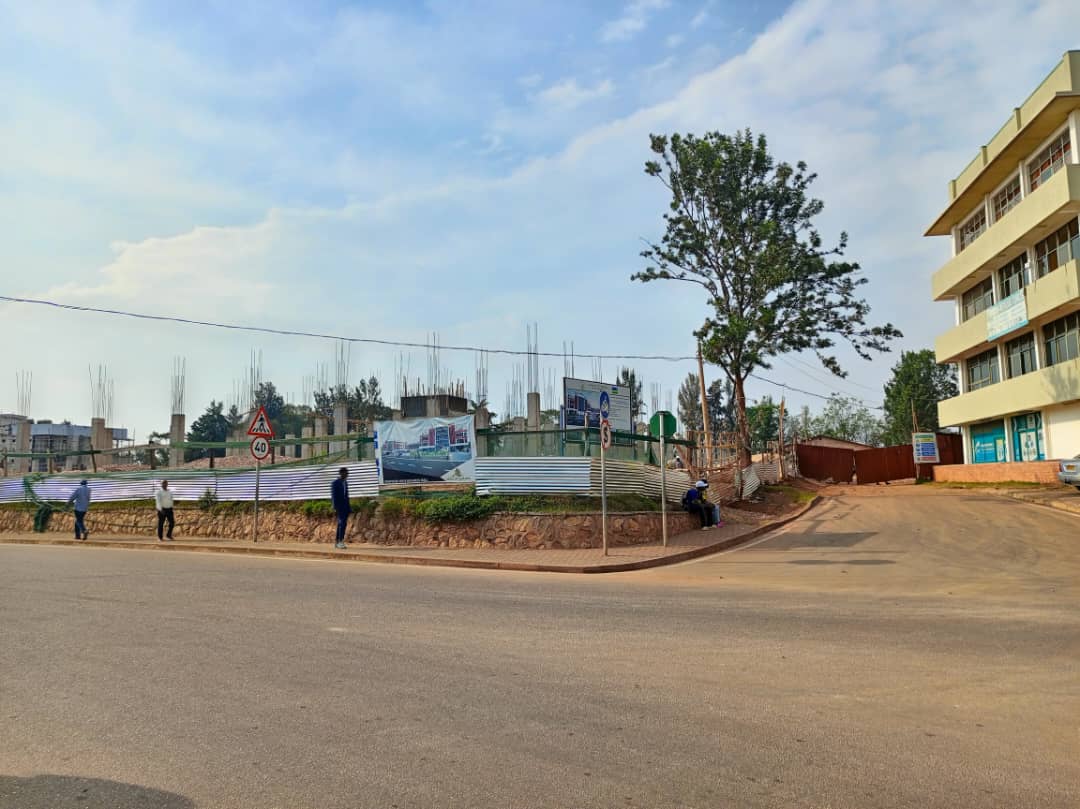 Imirimo yo kubaka iyi nzu yaratangiye