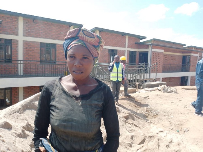 Nyirabashyitsi Josiane arishimira akazi k'ubuyede yahawe nyuma y'uko yajyaga hanze y'Igihugu guca inshuro