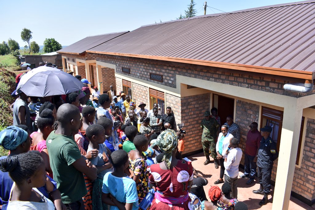 Amacumbi yubakiwe abaturage yafunguwe ku mugaragaro